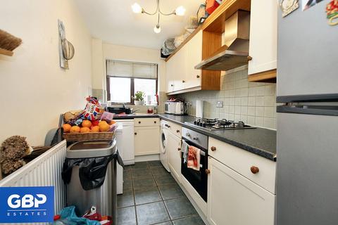 2 bedroom flat to rent, Firsgrove Crescent, Marlborough House Firsgrove Crescent, CM14