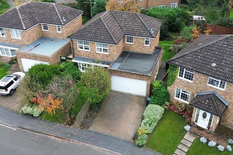 4 bedroom detached house for sale, Lancaster Close, Reading