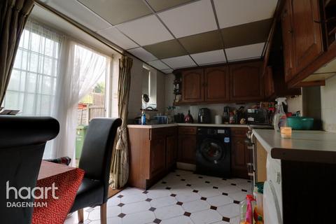 2 bedroom terraced house for sale, Rowdowns Road, Dagenham