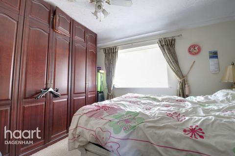 2 bedroom terraced house for sale, Rowdowns Road, Dagenham