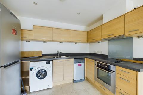 2 bedroom flat to rent, Cross Street, Portsmouth PO1