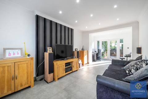 6 Renown Close, Romford, RM7 8PL