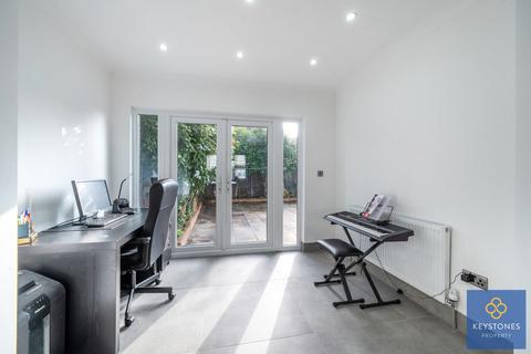 6 Renown Close, Romford, RM7 8PL