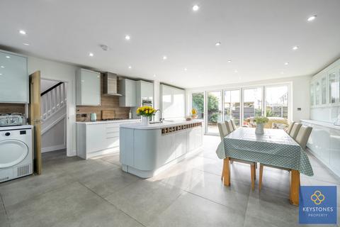 6 Renown Close, Romford, RM7 8PL