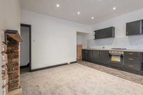 4 bedroom end of terrace house to rent, Union Street, Greetland, Halifax