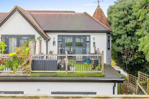 26c Hilltop Road, Whyteleafe, CR3 0DD