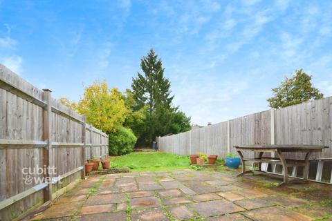 2 bedroom semi-detached house to rent, Mansfield Road South Croydon CR2