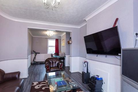 3 bedroom end of terrace house for sale, Benares Road, London, SE18