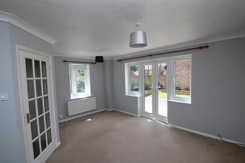 2 bedroom house to rent, Park Farm Close, Horsham