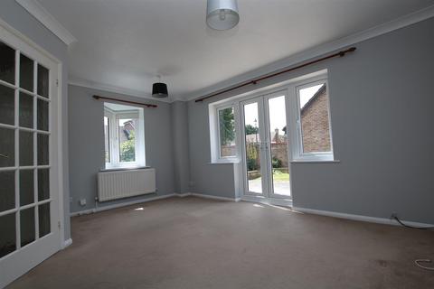 2 bedroom house to rent, Park Farm Close, Horsham