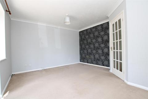 2 bedroom house to rent, Park Farm Close, Horsham