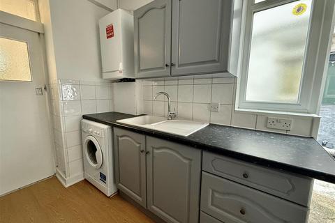 1 bedroom maisonette to rent, Great North Way, London