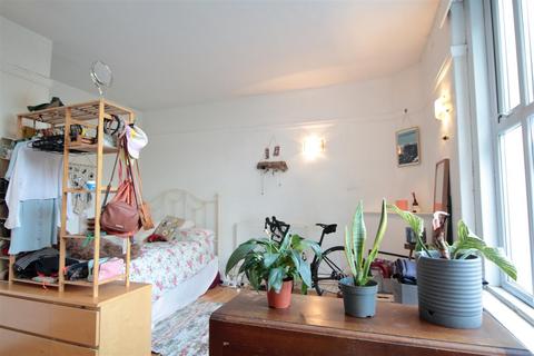 Studio to rent, Grove Court, 99 Larkhall Rise, Clapham SW4