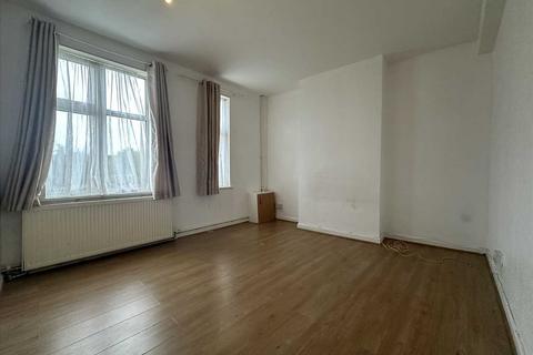 2 bedroom apartment to rent, Warwick Parade, Kenton Lane, Harrow