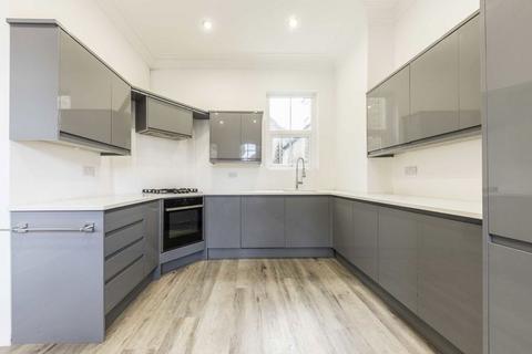 4 bedroom flat to rent, Woodgrange Avenue, London W5