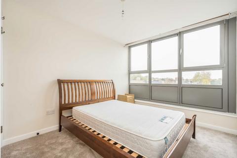 3 bedroom flat to rent, New Park Road, London SW2