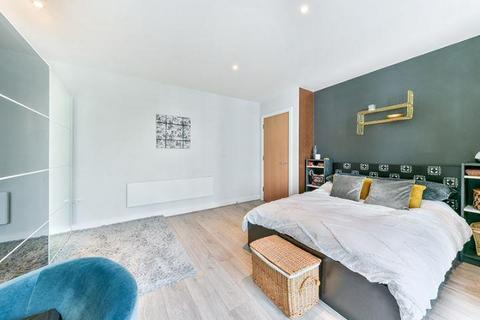 Studio to rent, Times Square, Aldgate, London, E1