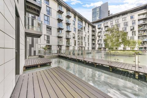 Studio to rent, Times Square, Aldgate, London, E1