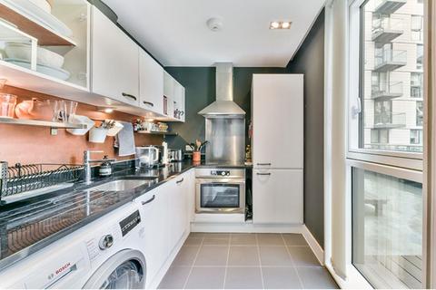 Studio to rent, Times Square, Aldgate, London, E1