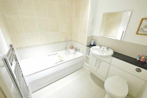 2 bedroom flat to rent, New Road, Brentwood, Essex, CM14