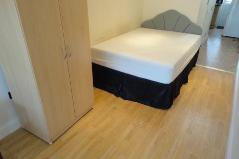 Studio to rent, Fern Lane, Hounslow, TW5