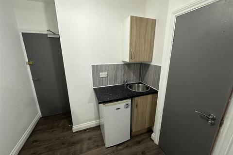 Studio to rent, Knapmill Road, London