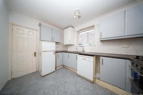 3 bedroom semi-detached house to rent, The Close, Slough SL1