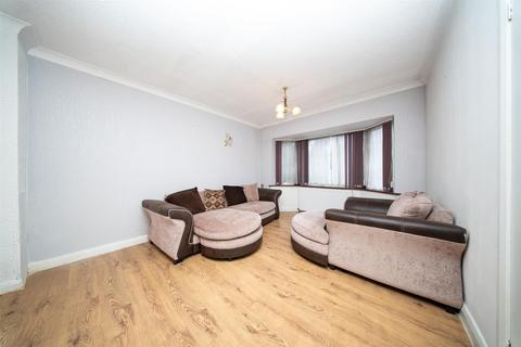 3 bedroom semi-detached house to rent, The Close, Slough SL1