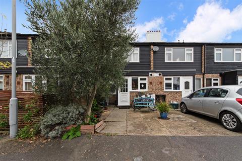 2 bedroom house to rent, Iris Close, Surbiton KT6