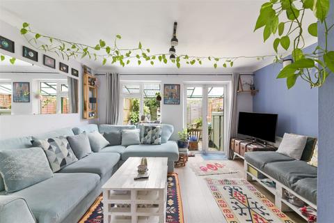 2 bedroom house to rent, Iris Close, Surbiton KT6