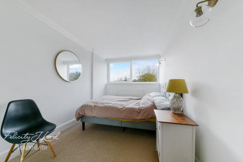 Flat 12, Greenwich Heights Master Gunner Place, London, SE18 4NW