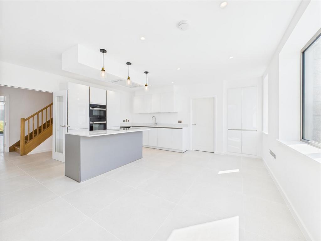 CAM04099 G0-PR0102-STILL019.jpg