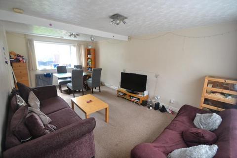 4 bedroom terraced house to rent, Forsythia Gardens, Nottingham NG7