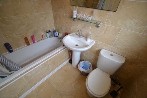 4 bedroom terraced house to rent, Forsythia Gardens, Nottingham NG7