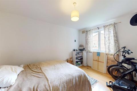 2 bedroom apartment for sale, Samuel Close, London, SE14