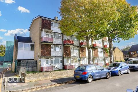 2 bedroom maisonette for sale, Warbank Crescent, Croydon