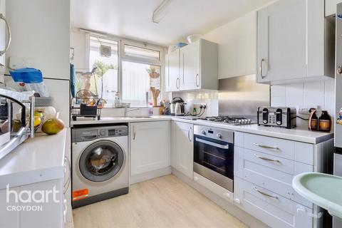 2 bedroom maisonette for sale, Warbank Crescent, Croydon