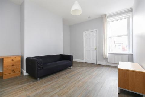 3 bedroom flat to rent, Simonside Terrace, Newcastle Upon Tyne NE6