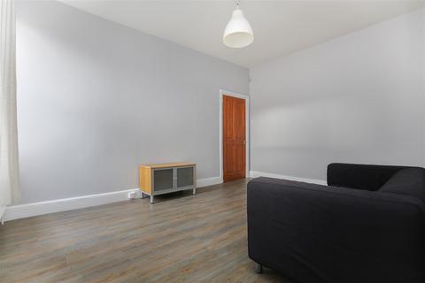 3 bedroom flat to rent, Simonside Terrace, Newcastle Upon Tyne NE6