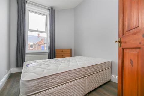 3 bedroom flat to rent, Simonside Terrace, Newcastle Upon Tyne NE6