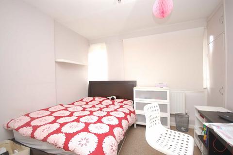 3 bedroom flat to rent, Arnold Estate, London SE1