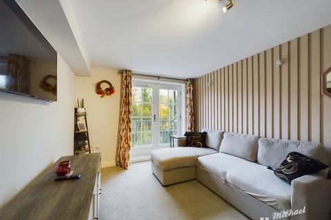 2 bedroom flat for sale, Florey Gardens, Aylesbury, Buckinghamshire