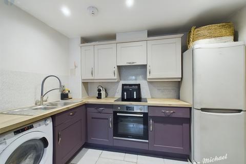 2 bedroom flat for sale, Florey Gardens, Aylesbury, Buckinghamshire