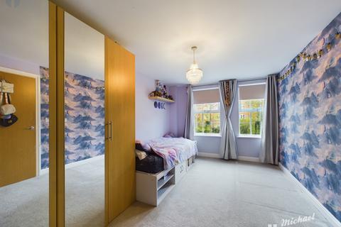 2 bedroom flat for sale, Florey Gardens, Aylesbury, Buckinghamshire