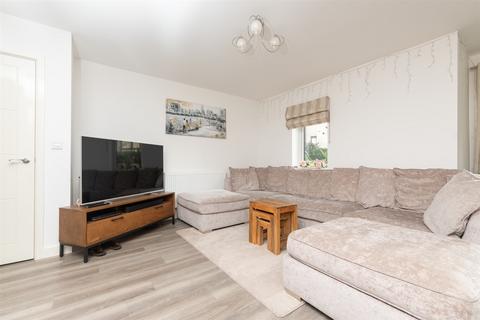 2 bedroom ground floor flat for sale, Hindmarsh Crescent, Gravesend, Kent