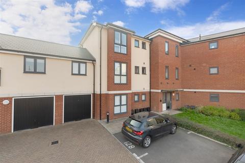 2 bedroom ground floor flat for sale, Hindmarsh Crescent, Gravesend, Kent