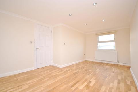 2 bedroom flat to rent, Ilderton Road Peckham SE15