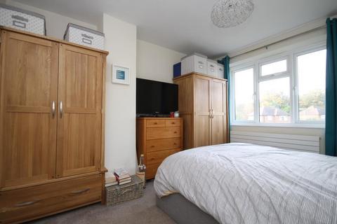 8 Penrose Road, Fetcham, Leatherhead, KT22 9QA