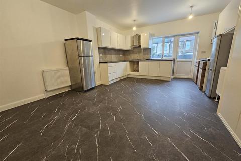 4 bedroom house to rent, Dersingham Avenue, London E12