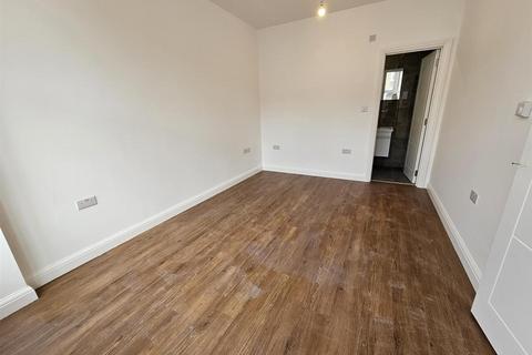 4 bedroom house to rent, Dersingham Avenue, London E12